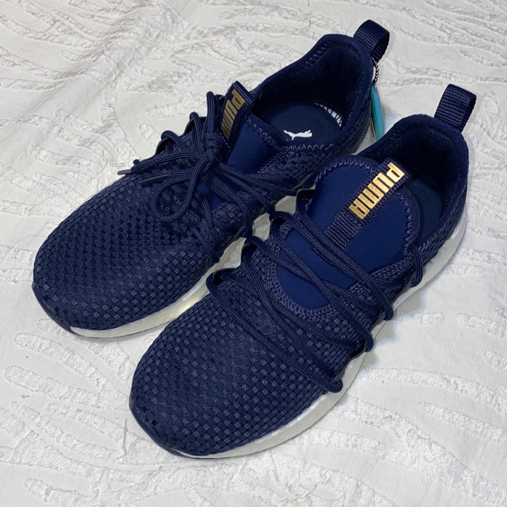 Women’s puma size 6 sneakers